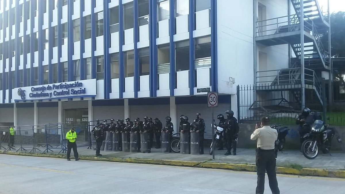 gatonaranjo12's tweet photo. Con policía en mano, al más puro estilo de cualquier gobierno autoritario, los aliados de @LassoGuillermo pretenden tomarse la dirección del @CpccsEc de manera ilegal para nombrar autoridades a dedo.... https://t.co/6xzVJVZJvW