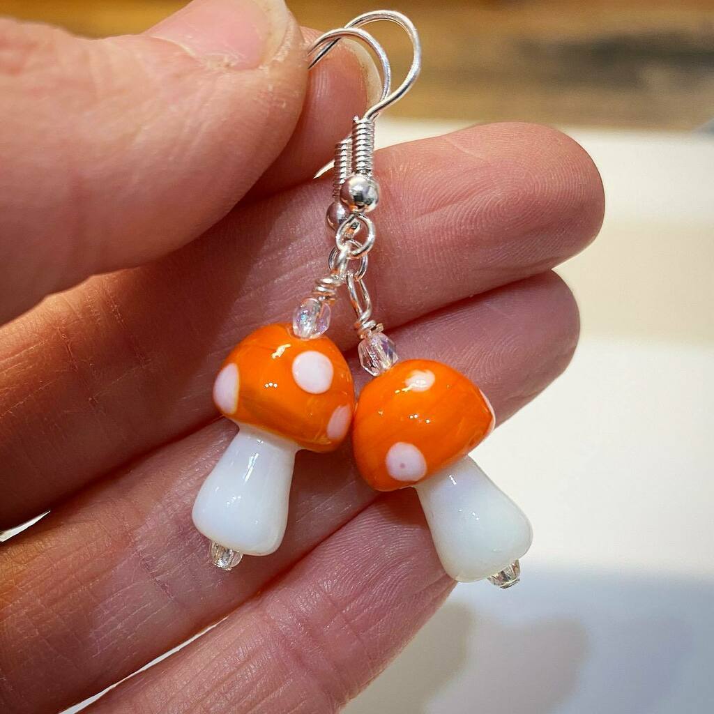 beadshop_nottm's tweet photo. Have you seen our new glass mushroom beads? 🍄
They’re perfect for earrings, like these vibrant orange ones 🤩
They come in a mixture of fun colours, available on a string of 20 beads or a mix of 5 individual beads 🍄
#Mushrooms #FunBeads #Toadstool… https://t.co/4JlgpMNzU6 https://t.co/hYXdjhVRV4