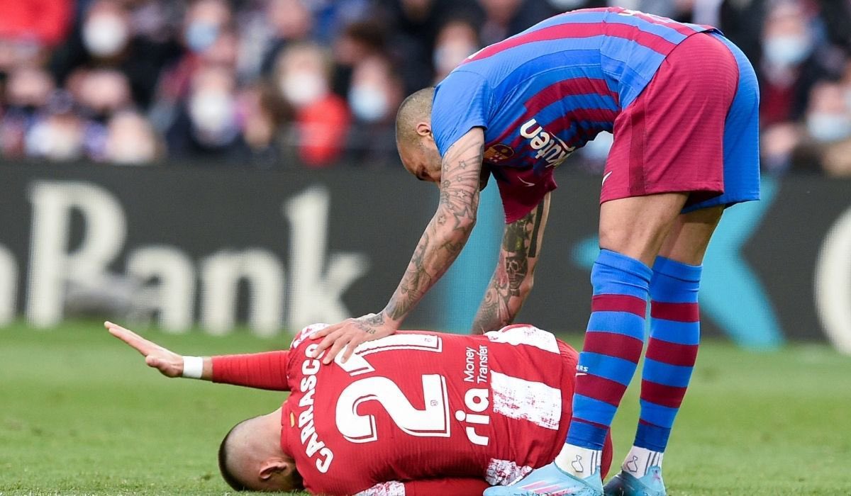 srDaniAlves's tweet photo. Es ridículo pensar que un compañero de profesión va hacer daño al otro a propósito….. jugamos un deporte de riesgo y acidentes pasan y no tiene porque ir a más.
De todas formas Carrasco, lo siento  por el accidente otra vez. https://t.co/uzMCJFXVkk