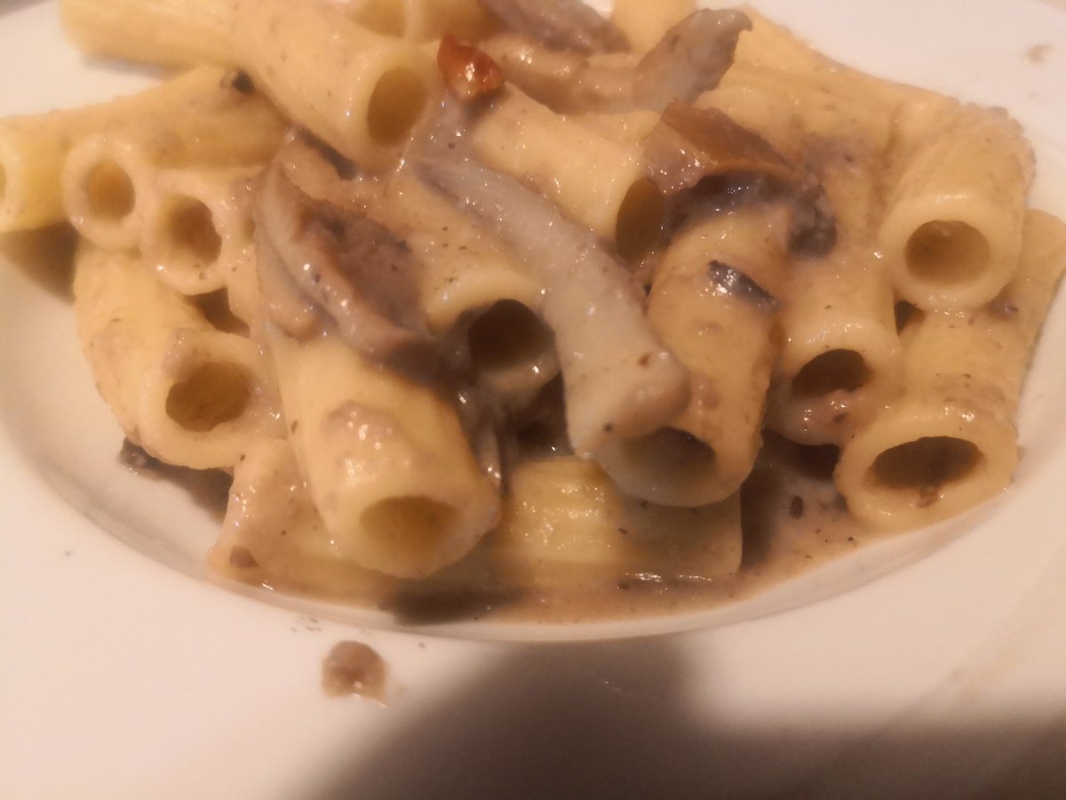 marte_un's tweet photo. La foto no hace honor a lo ricos que quedaron estos macarrones con salsa de setas y champis a la pimienta 🤤 🌱
#Macarroneando
#ChampiñonQueTeVi
#VeganChan https://t.co/p0Vuznodxc