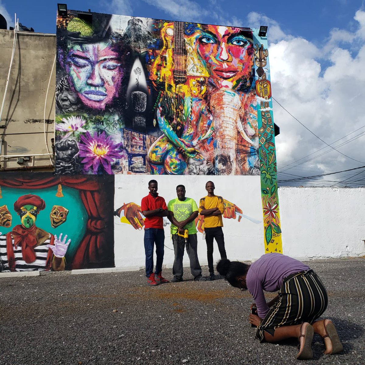 #wallart #kingstonslargestmural
#dilot #reknownedjamaicanartist
#craigphangsang