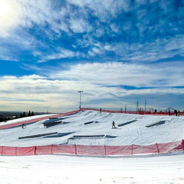 WinterPark's tweet image. We brought the mountains to the city 🏔️➡️🏙️ The urban terrain park in Denver, Ruby Hill, is now open! #RubyHill #WinterParkResort