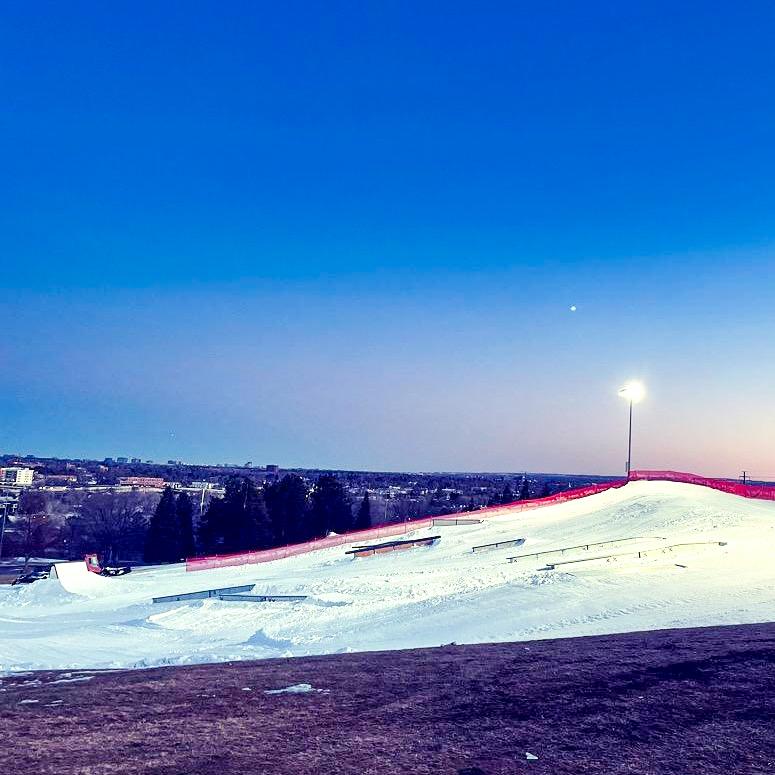 WinterPark's tweet image. We brought the mountains to the city 🏔️➡️🏙️ The urban terrain park in Denver, Ruby Hill, is now open! #RubyHill #WinterParkResort
