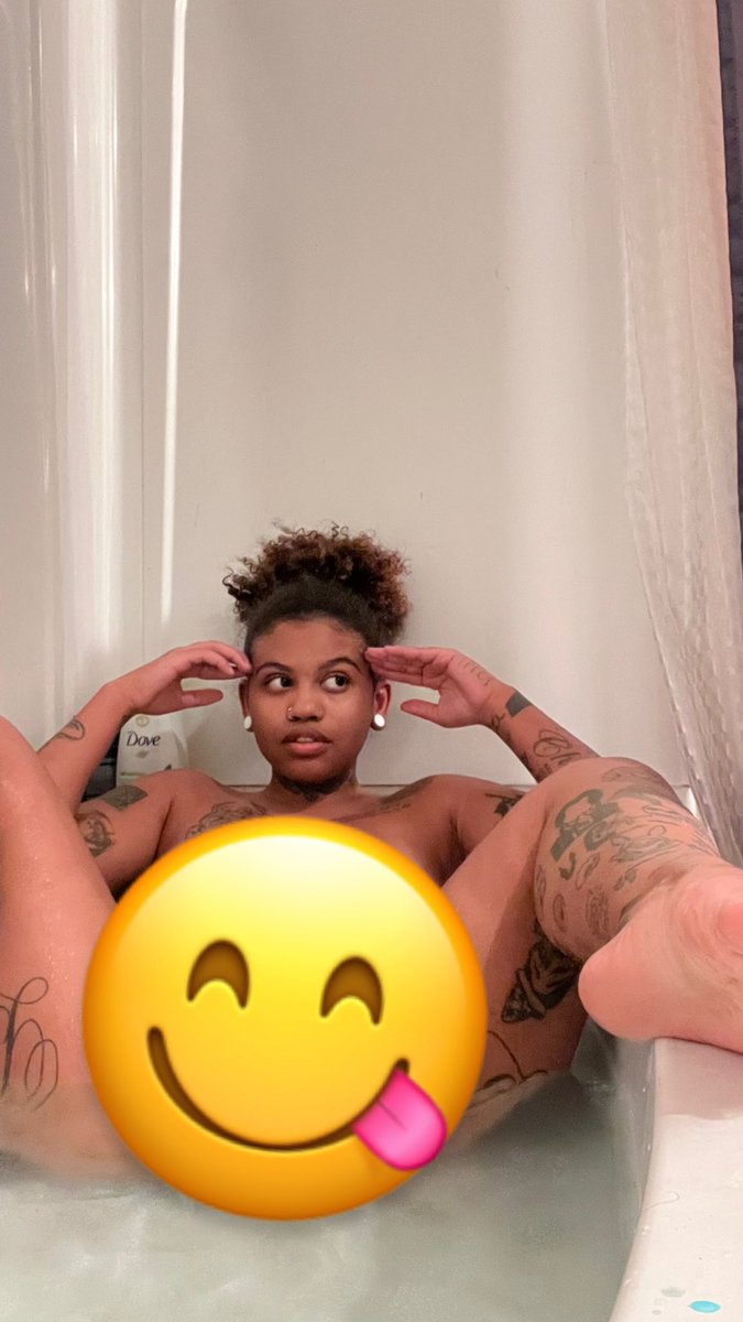dudewheresmyink's tweet photo. 100 retweets and I’ll post this uncovered 😘 https://t.co/3ITZAzknqW