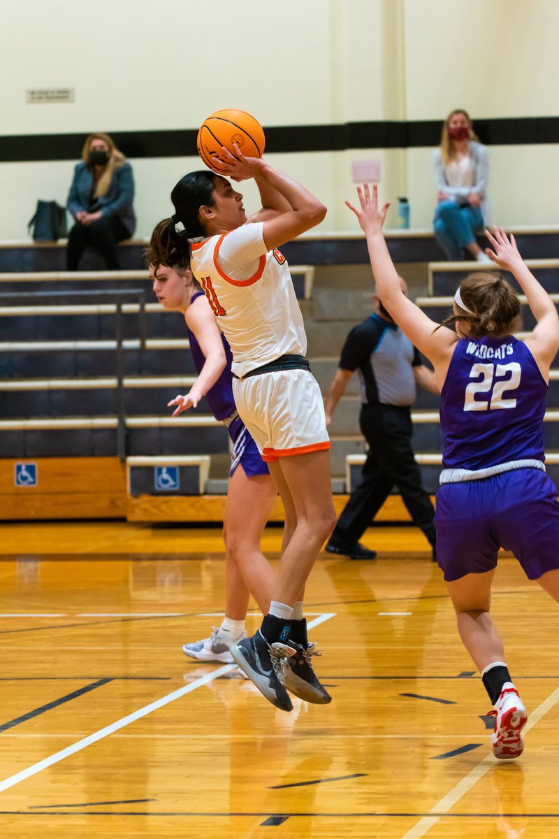 Monday marked a historic night as both teams defeated CMS! 

The women’s team defeated CMS in both their matchups this season. Monday night, Sahana led the Beavers with 23 points, closely followed by Katie Edwards with 17 points and Hope Arnett with a dozen. 
#Caltech #ALLIN