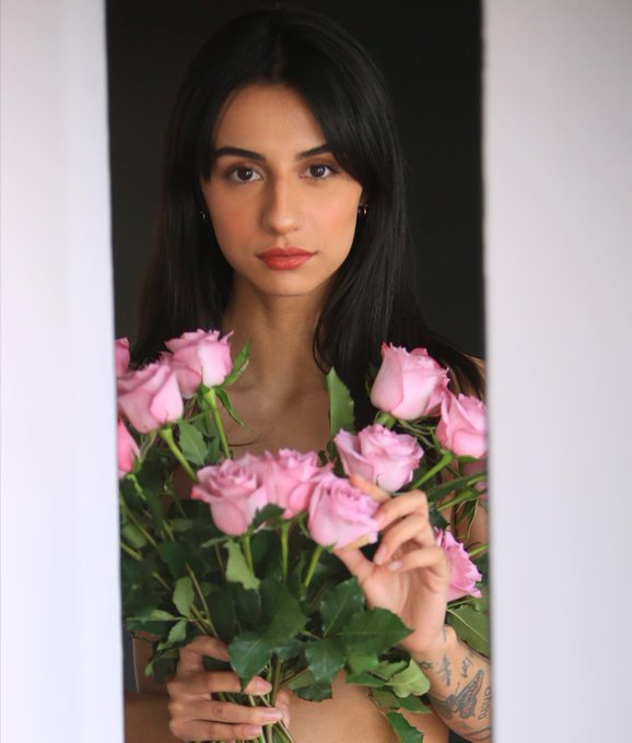 &iquest;Y si pasamos San Valentin juntos??🌷 https://t.co/b8iR74kQJI