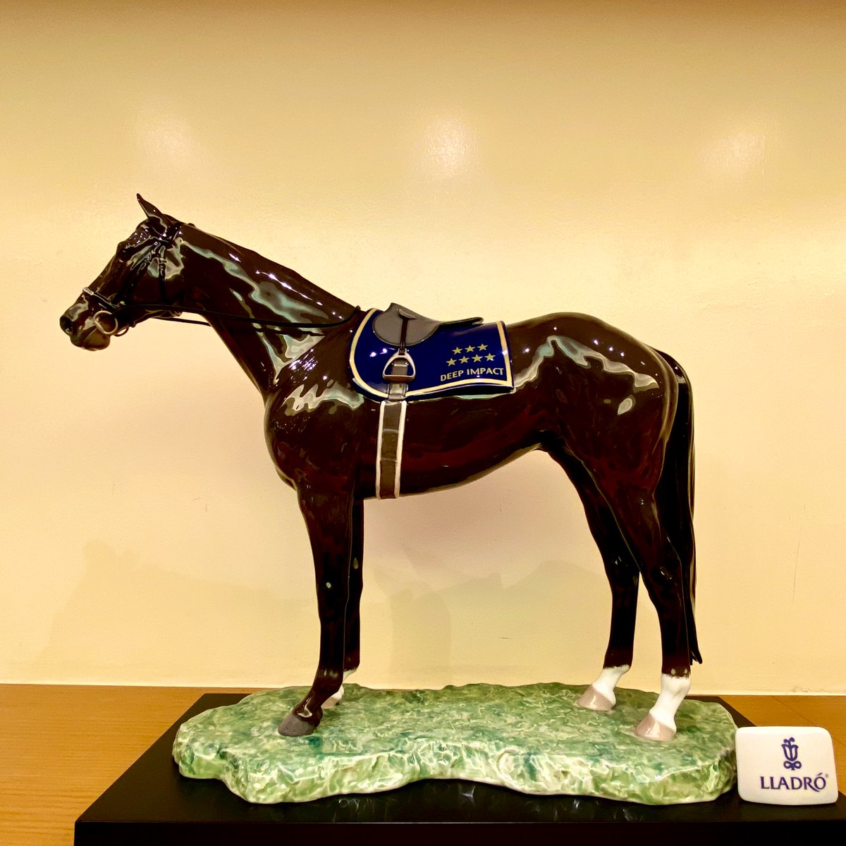 somessaddle's tweet photo. おはようございます!
種牡馬展示会の様子が流れてきて、名馬たちの美しい姿を生で見られる現地の皆さんが羨ましい限り🐴✨
こちらは対抗して会社にいるレジェンドホースを拝みました🙇
ディープ産駒 #ワグネリアン は今日2/10が誕生日なんですね😢 https://t.co/1rbtewCgng