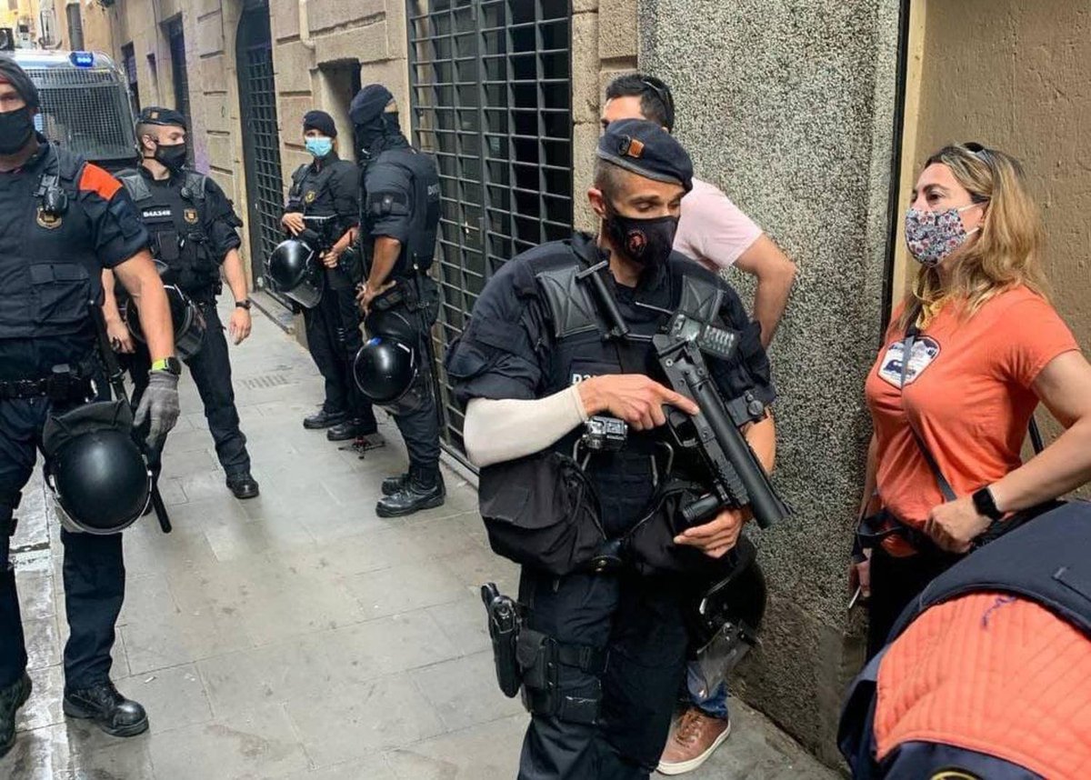 La fotografia no respon a cap batuda antiterrorista. Es tracta del desnonament d'una família que no pot pagar el seu habitatge

La militarització del carrer és la resposta a l'augment de la pobresa; i a l'augment de la massa de persones considerades com a enemics potencials.