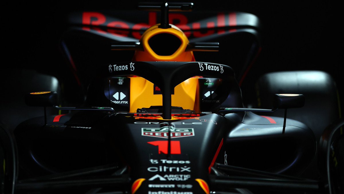 Faus_Mendoza's tweet photo. ¡LLEGÓ EL AUTO DEL CAMPEÓN!: #RedBull presentó su contendiente para el 2022, el #RB18. El auto austríaco vuelve a lucir el número 1 por primera vez desde la temporada 2014. Además muestra su nuevo sponsor principal, #Oracle 
📸: @redbullracing 
#F1 #Formula1 #F12022 https://t.co/B9yzUkHPGe