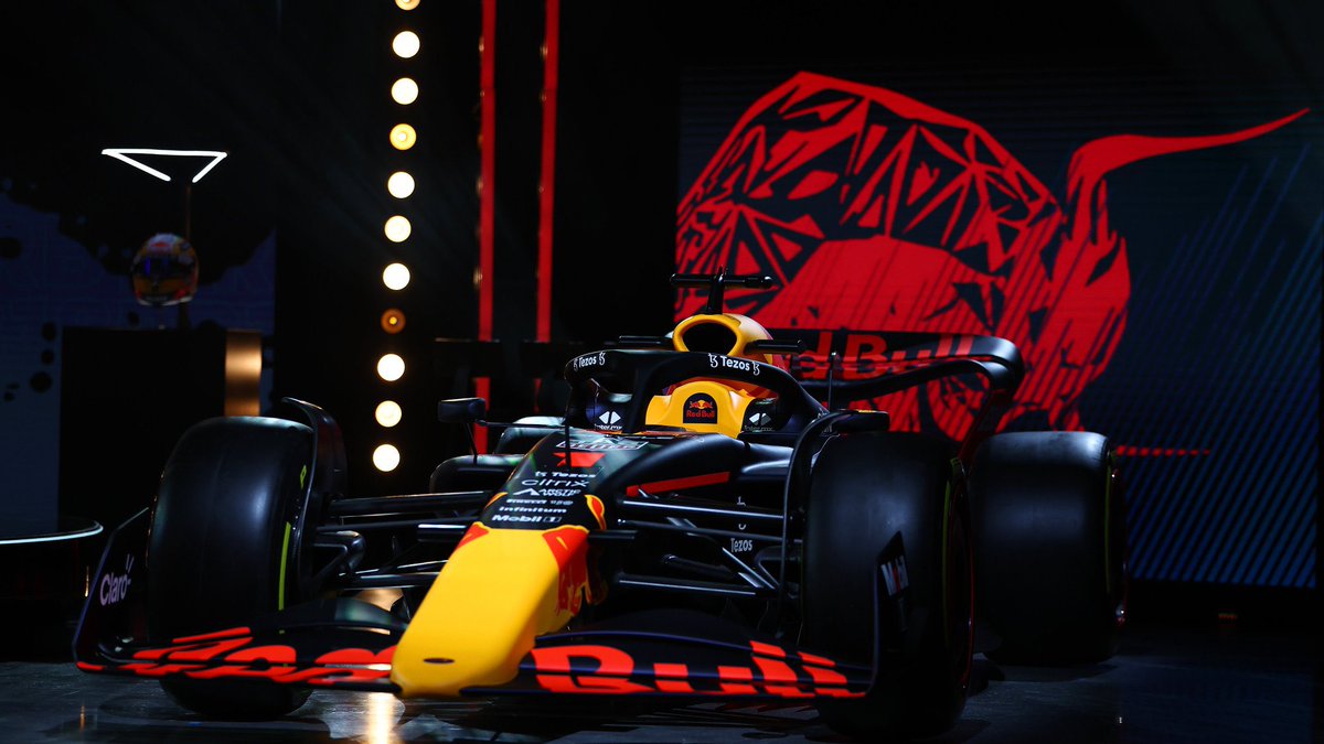 Faus_Mendoza's tweet photo. ¡LLEGÓ EL AUTO DEL CAMPEÓN!: #RedBull presentó su contendiente para el 2022, el #RB18. El auto austríaco vuelve a lucir el número 1 por primera vez desde la temporada 2014. Además muestra su nuevo sponsor principal, #Oracle 
📸: @redbullracing 
#F1 #Formula1 #F12022 https://t.co/B9yzUkHPGe