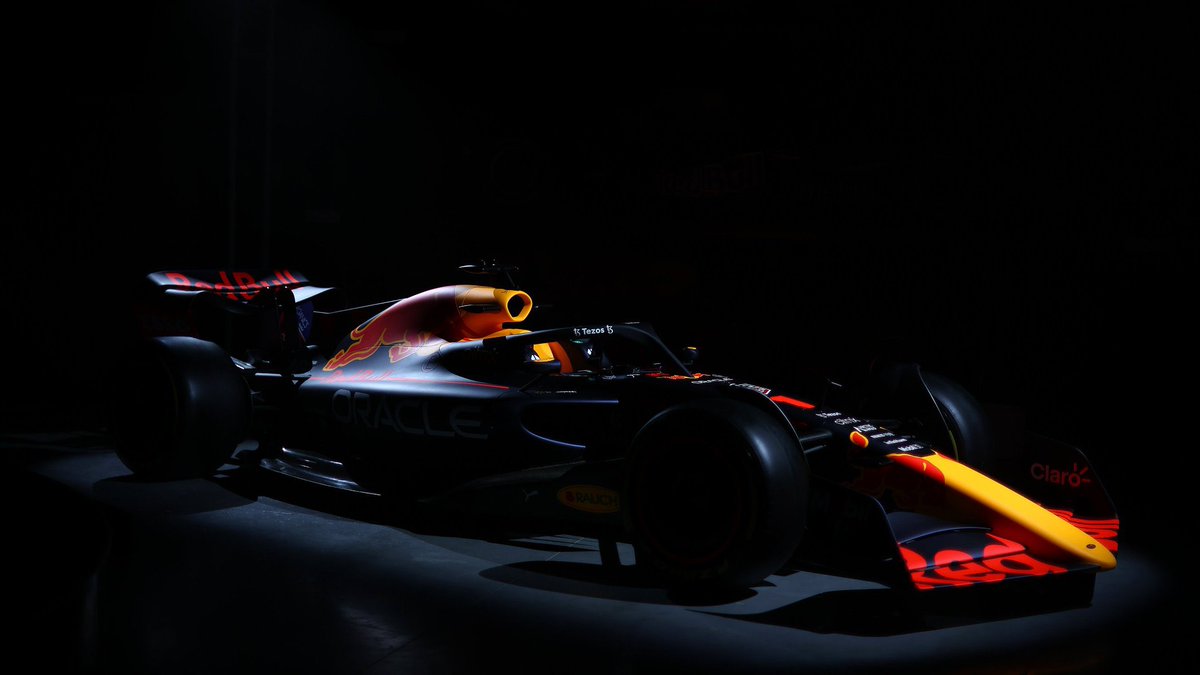 Faus_Mendoza's tweet photo. ¡LLEGÓ EL AUTO DEL CAMPEÓN!: #RedBull presentó su contendiente para el 2022, el #RB18. El auto austríaco vuelve a lucir el número 1 por primera vez desde la temporada 2014. Además muestra su nuevo sponsor principal, #Oracle 
📸: @redbullracing 
#F1 #Formula1 #F12022 https://t.co/B9yzUkHPGe