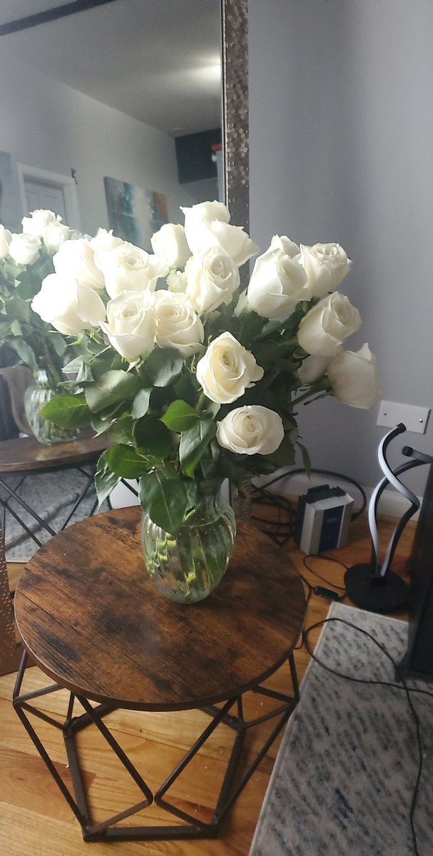 TabsGoBlue's tweet photo. My new bunch of fresh flowers. #Bouqs A bouquet every month. To me. From me. ❤❤ https://t.co/H83lVCzSiW