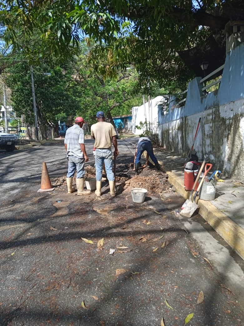 Hidrocentro2011's tweet photo. #Aragua🛠️|| Siguiendo instrucciones del Ministro G/D @RMarcoTorres    @Hidrocentro2011 con apoyo del Poder Popular, corrigió fuga de agua potable en tubería pead de 90 mm de diámetro en el sector #LaMacarena del #Castaño del mnicipio #Girardot beneficiando a más de 500 familias https://t.co/C9yuAocVNj