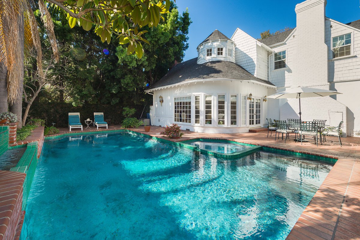 BHHSCalifornia's tweet photo. With exquisite attention to detail and stunning architectural elements, this home in #LosAngeles has the ultimate wow-factor! ✨🏊⁠
⁠
Presented by Larry Young (@larryyoungassociates) for $3,195,000: https://t.co/9kXQWh1V9o
⁠
#FindYourPerfect
Lic#: 01317331 https://t.co/4Tjd1CejOH