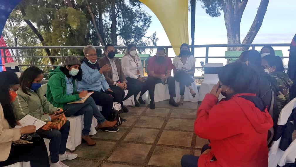 MisinRobinsonP2's tweet photo. #Entérate Pdta. @Sociabolivarian de #MisiónRobinson participa en la firma de Convenio entre los Ministerios de Turismo y del Proceso Social del Trabajo para la atención educativa a los los trabajadores.

@NicolasMaduro
@_LaAvanzadora 
@MinTrabajoVE 
@Motorturismoven https://t.co/EItGbliTN1
