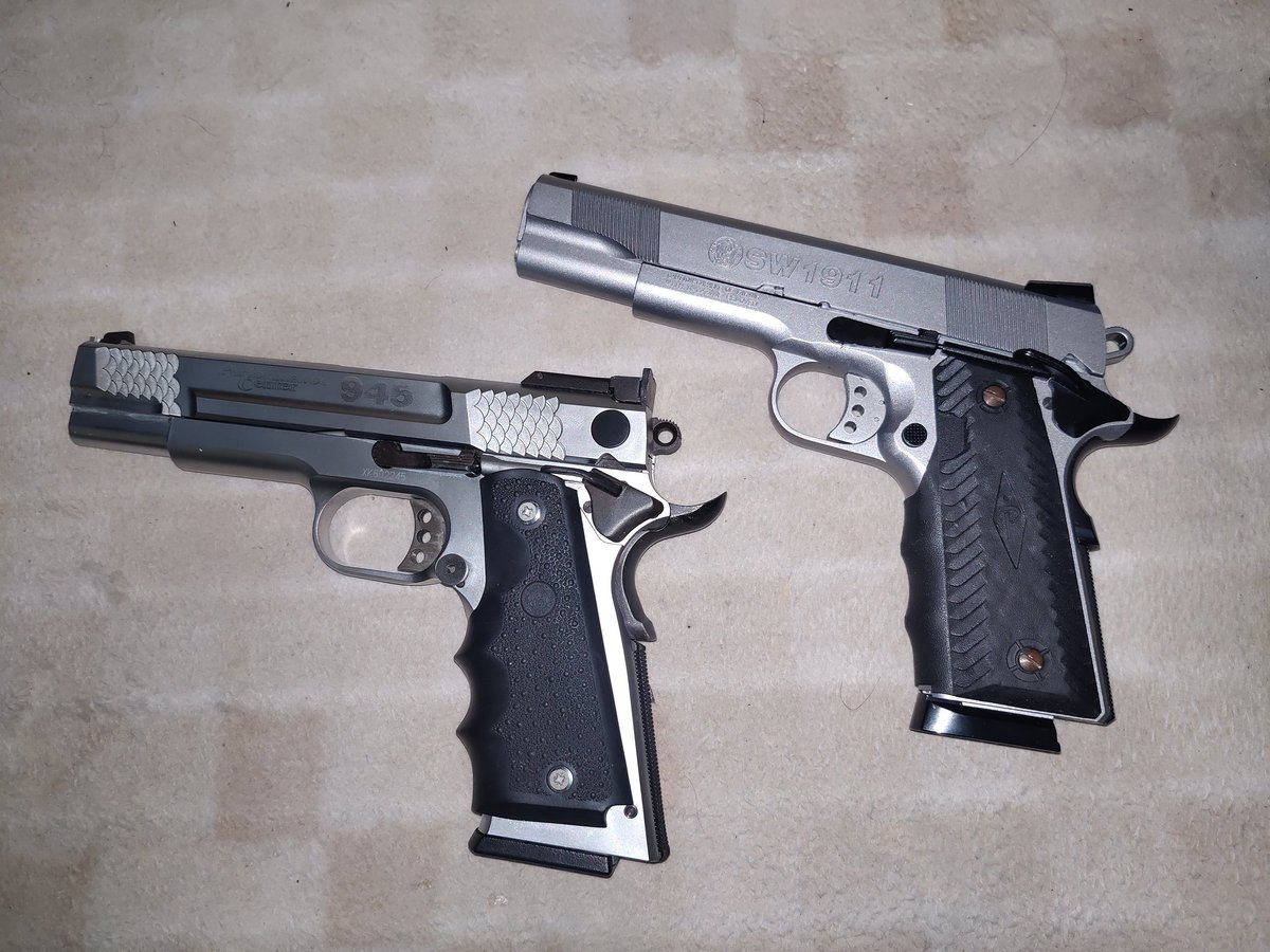 seikantekishar1's tweet photo. みんな大好きS&amp;W M945と一昨年末、会社のビルで巨匠マイケル・マン監督がドラマ撮影してたのを見てガンマニア復活第一弾で購入したSW1911❗
即パックマイヤー最新のダイヤモンドプロ装着❗
#smithandwesson #KSC #M945 
#WA #ウエスタンアームズ #SW1911 
#HOGUE #パックマイヤー #兄弟 https://t.co/gnZbWRkSRl