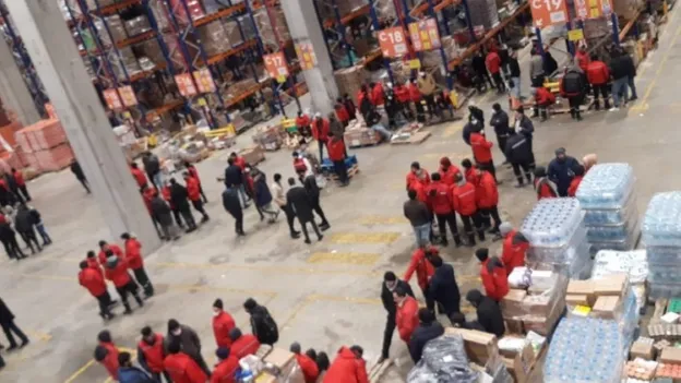 MarianoGiustino's tweet photo. Arrestati i #lavoratori della #Migros che avevano scioperato
In #Turchia accade anche questo, si è arrestati perché si #sciopera
150magazzinieri della Migros (la grande catena di supermarket) sono stati arrestati durante lo sciopero in corso per l'aumento salariale
@RadioRadicale https://t.co/jay87ecbe9