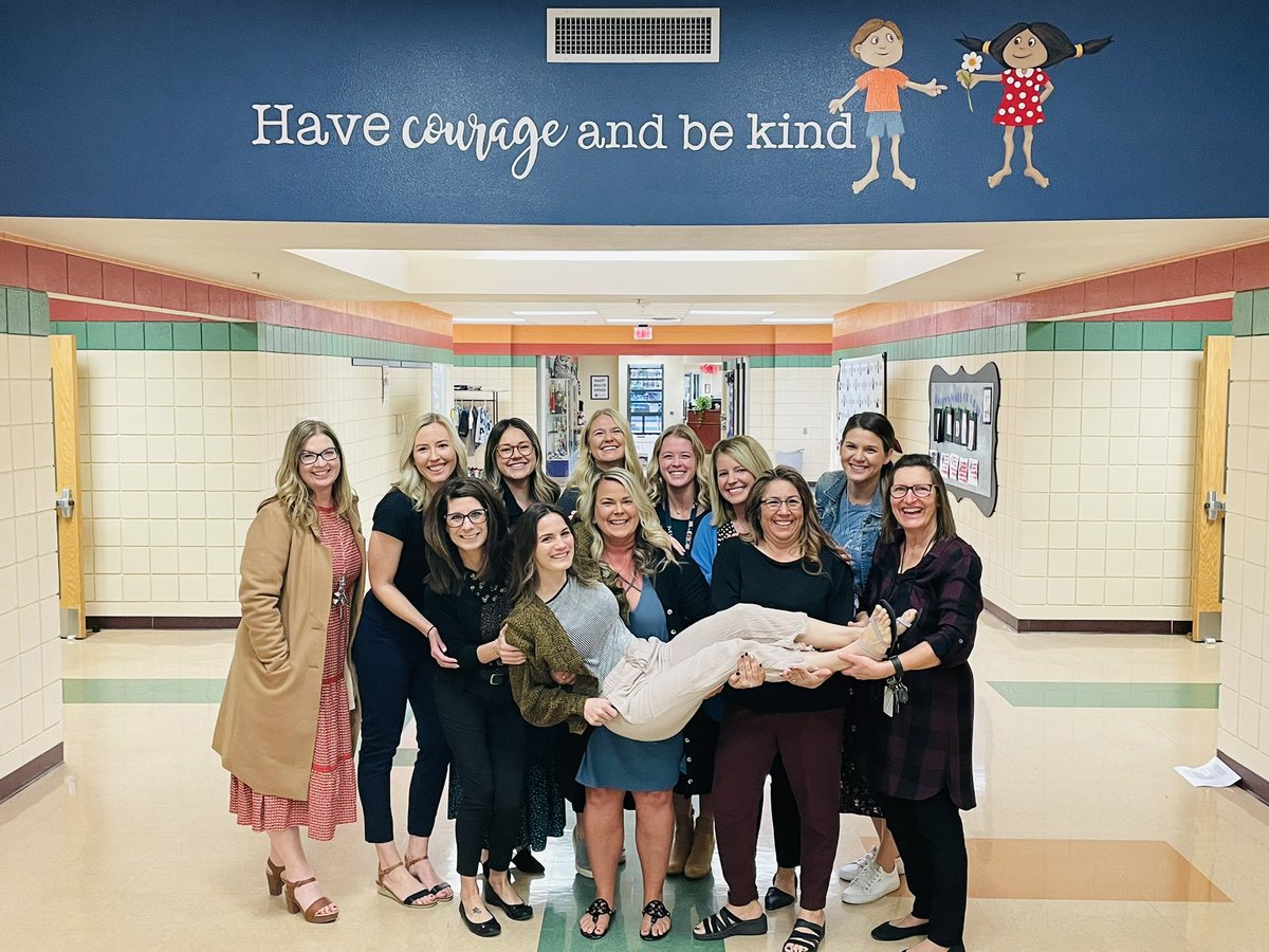 School counselors and Teachers are better together because… they support each other by valuing each other’s time and talent, while holding themselves and each other accountable for student success! ❤️
#NSCW22 #wearechandlerunified <a href="/ChandlerUnified/">Chandler Unified School District</a> @CUSDCounseling