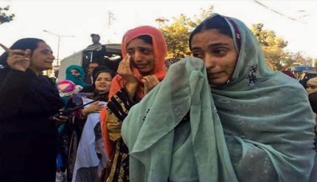 AWGoraya's tweet photo. ہندوستانی  فوج کے مظالم سے تنگ خواتین رو رہی ہیں۔ انکے باپ، بھائی اور بیٹے ظالم فوج نے اغوا کر کے زندان میں پھئنک دئیے ہیں۔ بہت سے قتل کر کہ کہیں دبا  دئیے گئے ہیں یا کہیں لاشیں چونے میں گھول دی گئی ہیں۔ کوئی انکو انصاف دلوائے گا؟ انکا درد محسوس کرے گا؟ انکے لئے بولے گا؟ https://t.co/e8PSXUeFjw