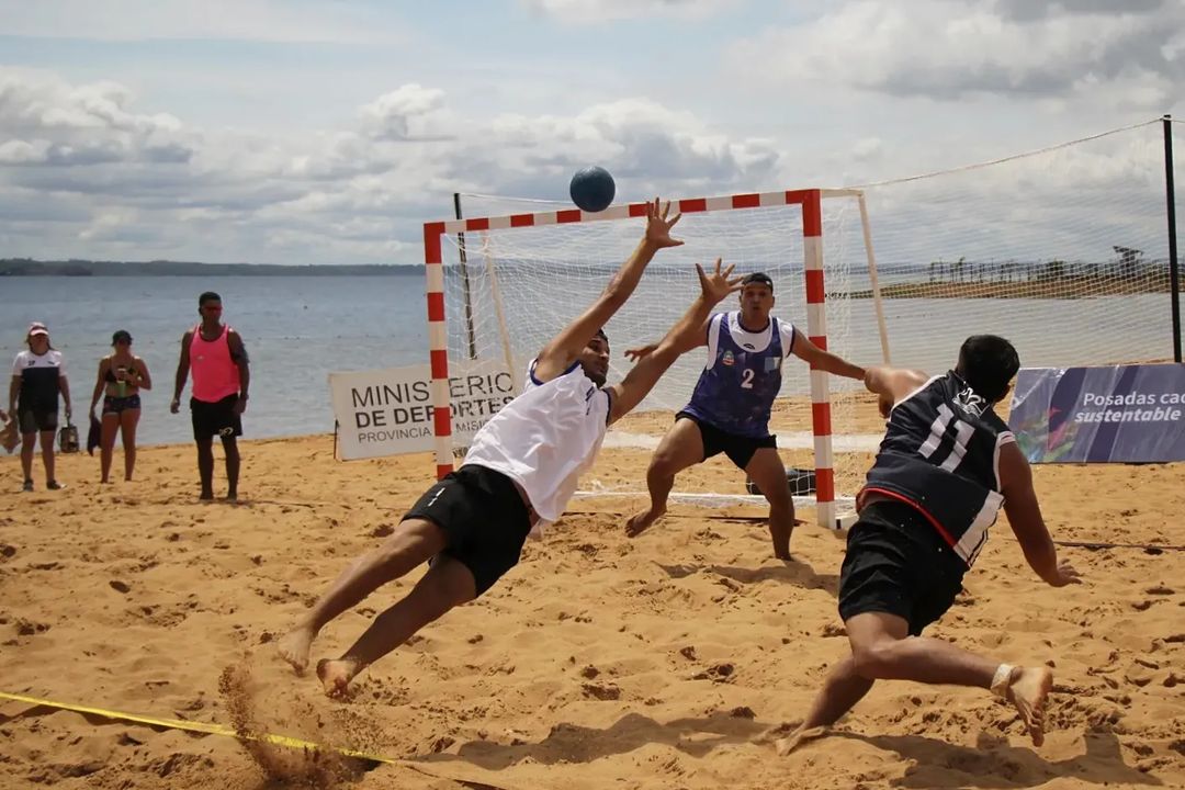 posadasdeportes's tweet photo. En el Balneario Costa Sur, se realizó el "Arena 1000" del Circuito Argentino de Beach Handball. La competencia culminó con la consagración de los locales de Posadas Sporting Club tanto en la rama femenina como en la masculina.
#PosadasDeportiva 🤾🏼‍♀️🚴🏼⛹🏻‍♂️
#PosadasLindaEnVerano ⛱️☀️ https://t.co/tGXyY3BCNS