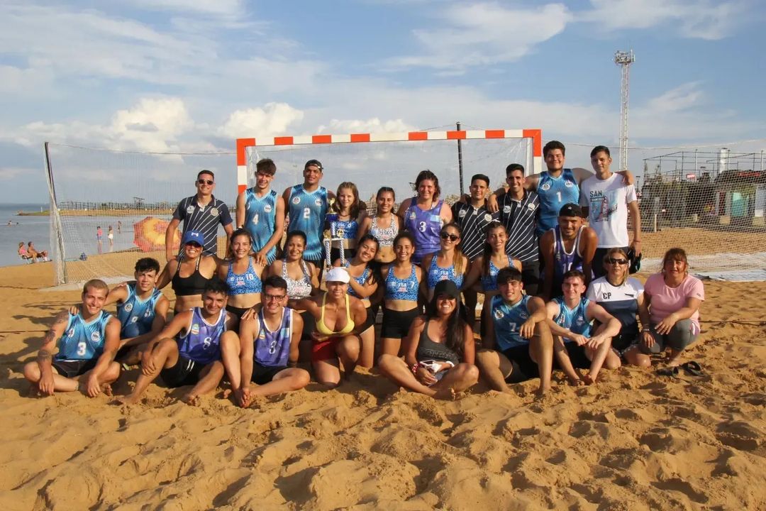 posadasdeportes's tweet photo. En el Balneario Costa Sur, se realizó el "Arena 1000" del Circuito Argentino de Beach Handball. La competencia culminó con la consagración de los locales de Posadas Sporting Club tanto en la rama femenina como en la masculina.
#PosadasDeportiva 🤾🏼‍♀️🚴🏼⛹🏻‍♂️
#PosadasLindaEnVerano ⛱️☀️ https://t.co/tGXyY3BCNS