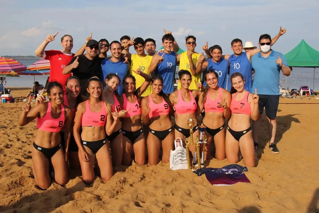 En el Balneario Costa Sur, se realizó el "Arena 1000" del Circuito Argentino de Beach Handball. La competencia culminó con la consagración de los locales de Posadas Sporting Club tanto en la rama femenina como en la masculina.
#PosadasDeportiva 🤾🏼‍♀️🚴🏼⛹🏻‍♂️
#PosadasLindaEnVerano ⛱️☀️