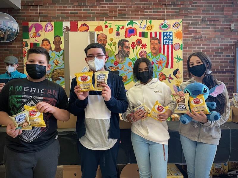 AoAInDetroit's tweet image. Today's #CountDay wasn't just about free dress and snacks. In honor of #BlackHistoryMonth, Principal Brown shared the stories of chef and potato chip promoter #GeorgeCrum and entrepreneur #WallyAmos before students received their chips and cookies.
@Detroitk12
#TheRiseContinues