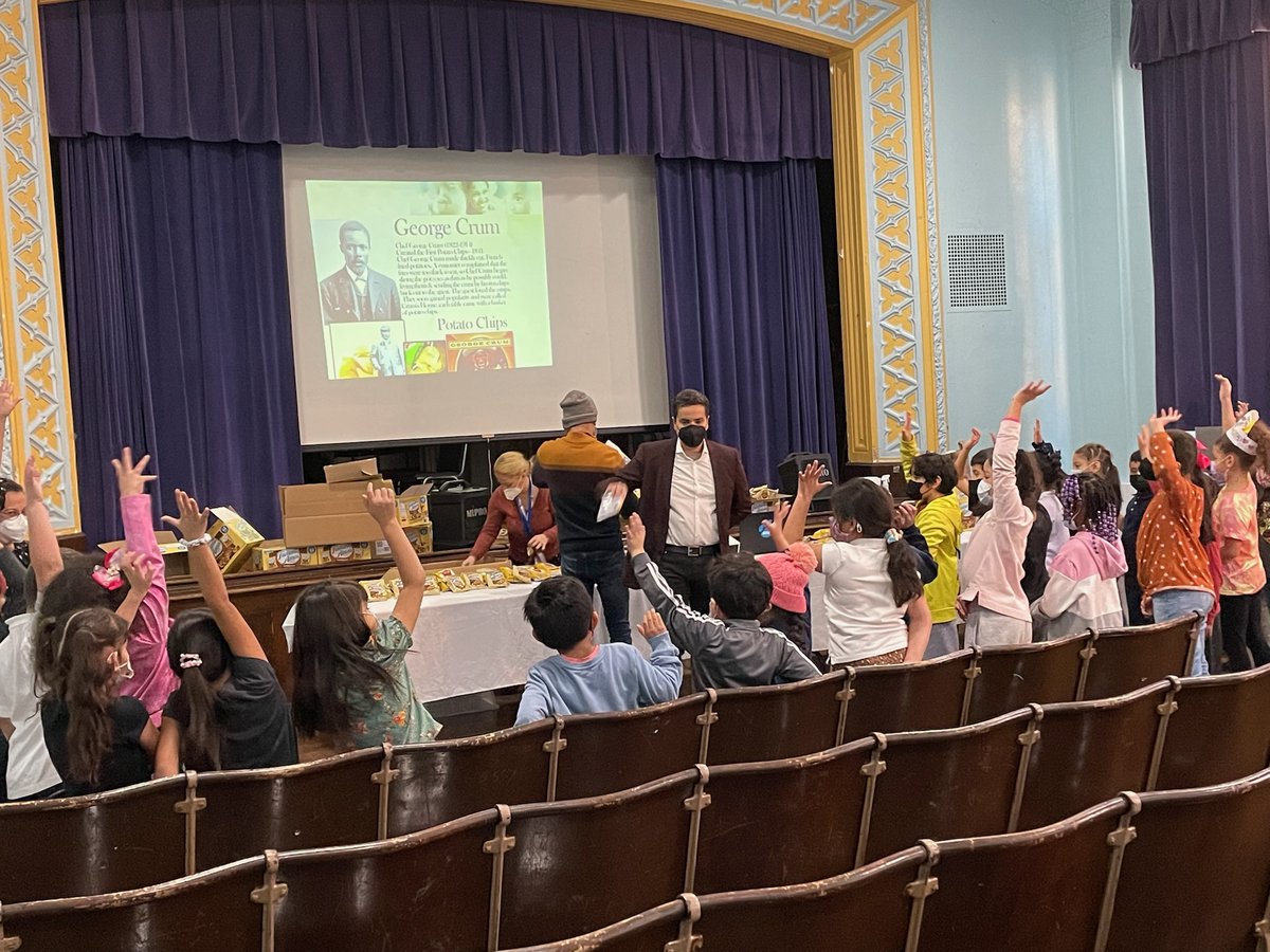 AoAInDetroit's tweet image. Today's #CountDay wasn't just about free dress and snacks. In honor of #BlackHistoryMonth, Principal Brown shared the stories of chef and potato chip promoter #GeorgeCrum and entrepreneur #WallyAmos before students received their chips and cookies.
@Detroitk12
#TheRiseContinues