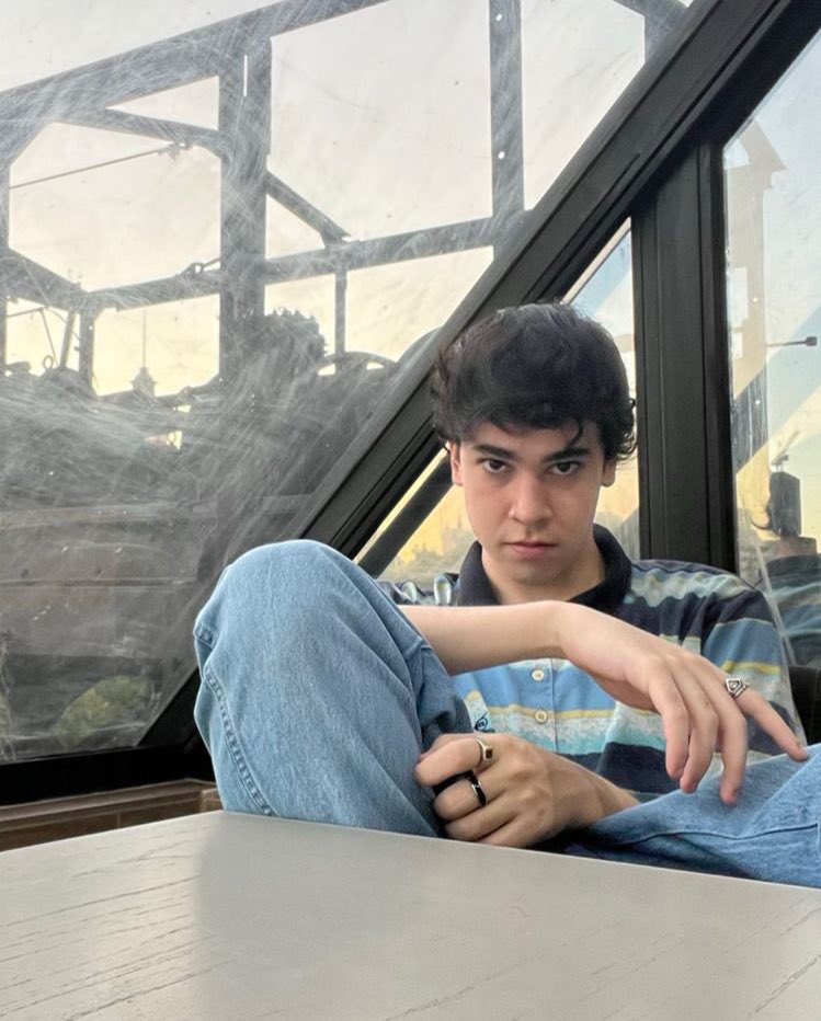spreenluvr's tweet photo. pose https://t.co/RaUJulFcbx