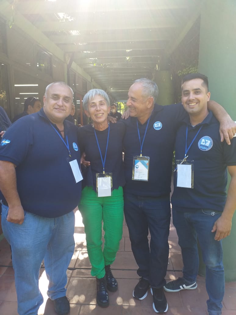 Con Marie la uno, con los ex jugadores de Salas. Gran jugada muchachos, la Unidad es con los de adentro, no con hienas como Salas=Logatto. Chau!!!!!!