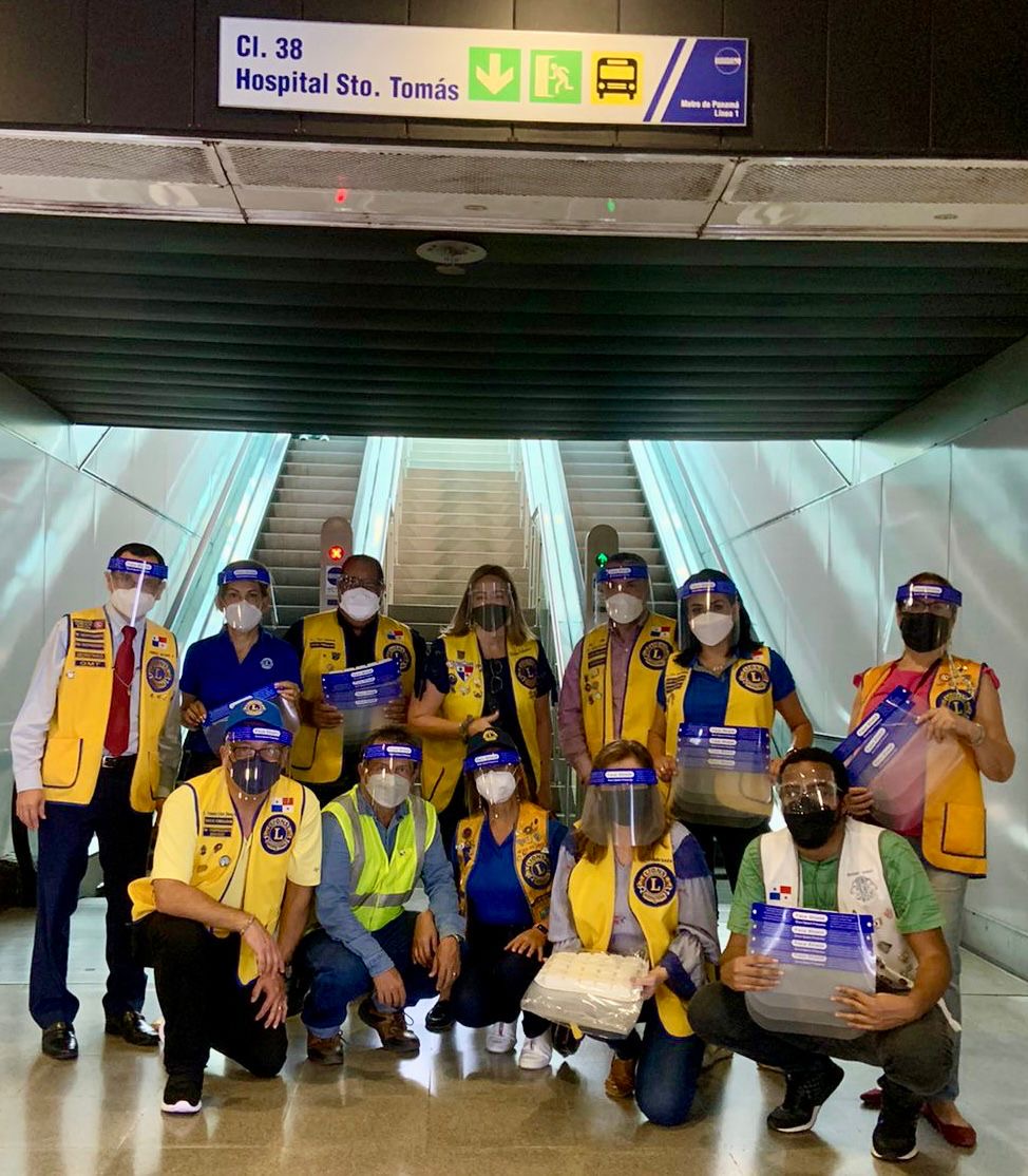CLdeBalboa's tweet photo. Junto al Club Leo de Balboa y otros 6 Clubes Recibimos US$ +29K en (160K) mascarillas, repartimos ~400 pantallas faciales y recargamos 600 títulos en la #BiblioMetro de la Estación Santo Tomás de @elmetrodepanama 
Miles personas beneficiadas!
#WeServe #NosotrosServimos Gran día! https://t.co/WoUDw569pe