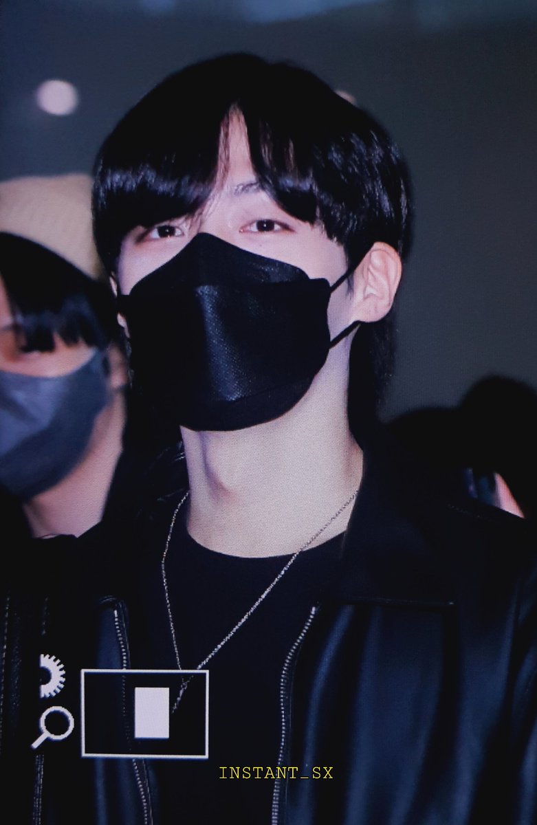 INSTANT_SX's tweet photo. 220210 ICN 출국 #시온 #원어스 #XION #ONEUS @official_ONEUS 

신발 들고 타는 거 잊지말구.. https://t.co/Kfhu53A4gJ
