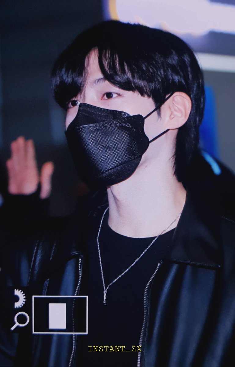 INSTANT_SX's tweet photo. 220210 ICN 출국 #시온 #원어스 #XION #ONEUS @official_ONEUS 

신발 들고 타는 거 잊지말구.. https://t.co/Kfhu53A4gJ