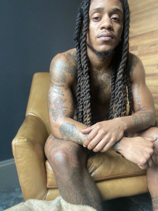 1 pic. I need someone that's gonna sit back and admire me for who I am. Trace my ink with your tongue