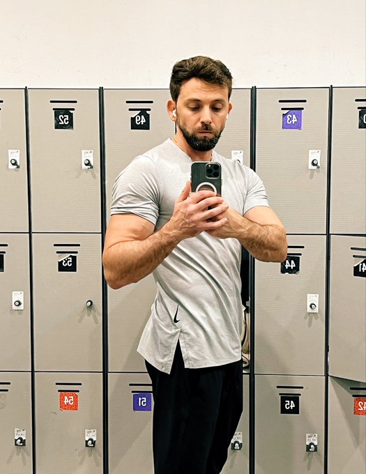 Dressed gym selfie, shocking 😂 https://t.co/fGYexerJy6