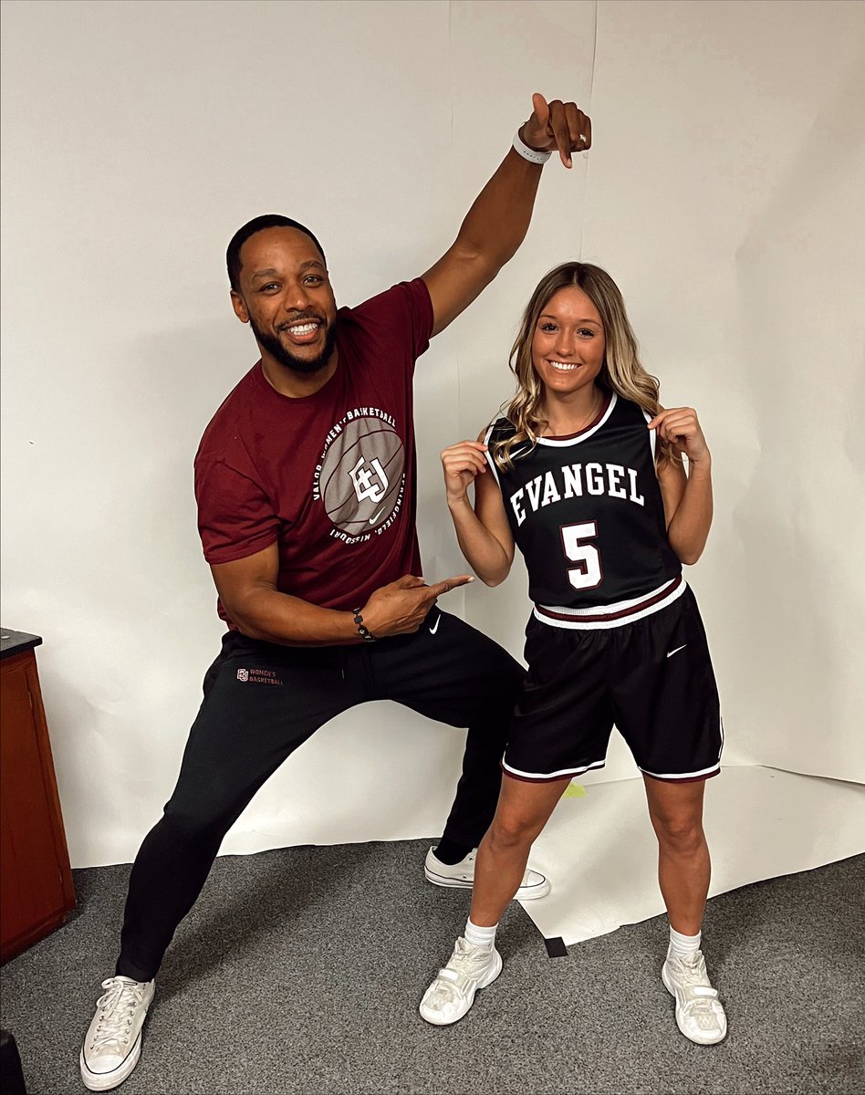 emmamullings14's tweet photo. beyond excited to announce that i will be furthering my education and basketball career at Evangel University!!🤍🏀 @EvangelWBB https://t.co/yythfKnyBT