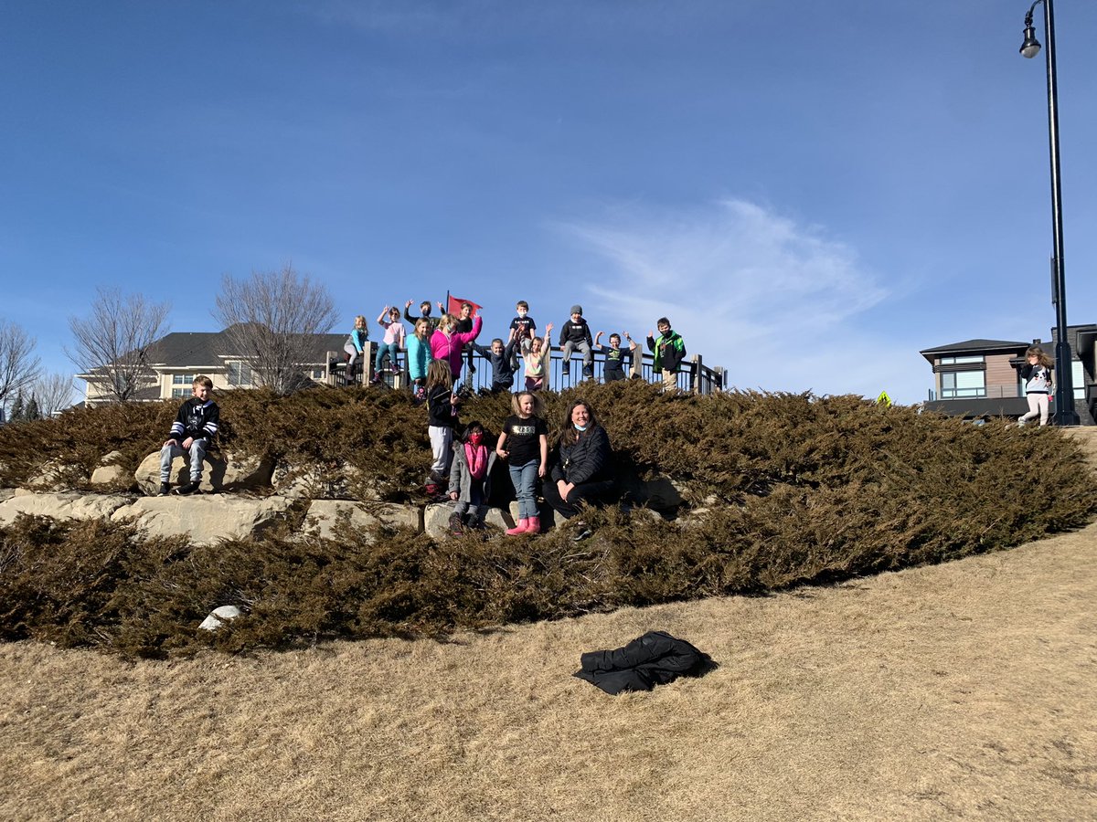 MrsChen_CCS's tweet photo. We used @NGKids tips for taking photos #outside. Lots of students took pictures of themselves in nature. Some used lines to draw attention to their subject. This student wanted to take a picture of something tiny- a droplet! #rvsd #walkingwednesday https://t.co/mHX9MzvbGR