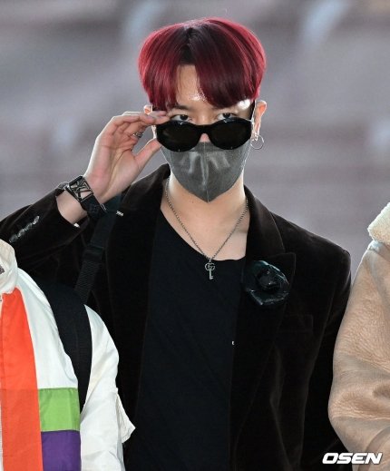 filesrv9's tweet photo. [220210 PRESS📸 @ INCHEON AIRPORT]
#rvpics

"FASHION ICON"
"REMARKABLE RED HAIR"

#레이븐 #원어스 @official_ONEUS https://t.co/3Y2xwPvuSx
