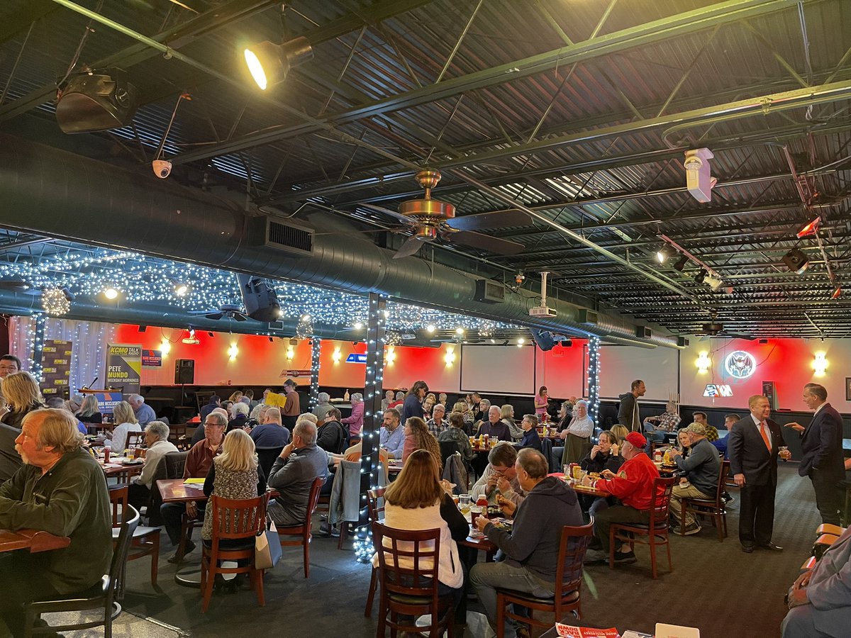 kcmotalkradio's tweet photo. Packed house @tiffnjays in Lee’s Summit for #PoliticsAndAPint! @PeteMundo and @mccloskeyusa will be taking the stage soon for a lively discussion. https://t.co/bcz12UxNfy
