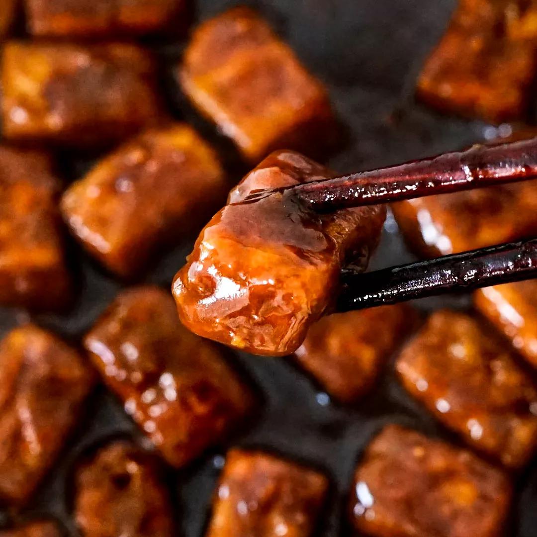 vegancook101's tweet photo. I made some crispy tofu in a miso sauce! Turned out so good!!🤤🤤 https://t.co/CaHBvSkbVq https://t.co/0KHOZwanzE