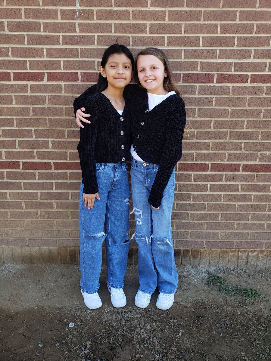 4thGradeEES's tweet photo. These two are the cutest!! #eessoars https://t.co/qh0AJHQYVo