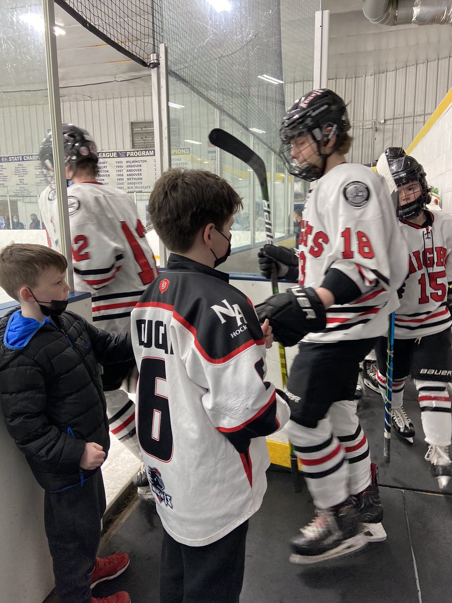 JennSimoneau's tweet photo. @NA_Athletics @chetjackson22 @KnightsNaaa @MullyET @DWillisET @Wrestlerwriter @MassHSHockey @MrGreeneNAHS Our youngest fans fist bumping the team as they take the ice for 3rd period. Thanks for all the fan support tonight! https://t.co/0Cvw7l6EsG