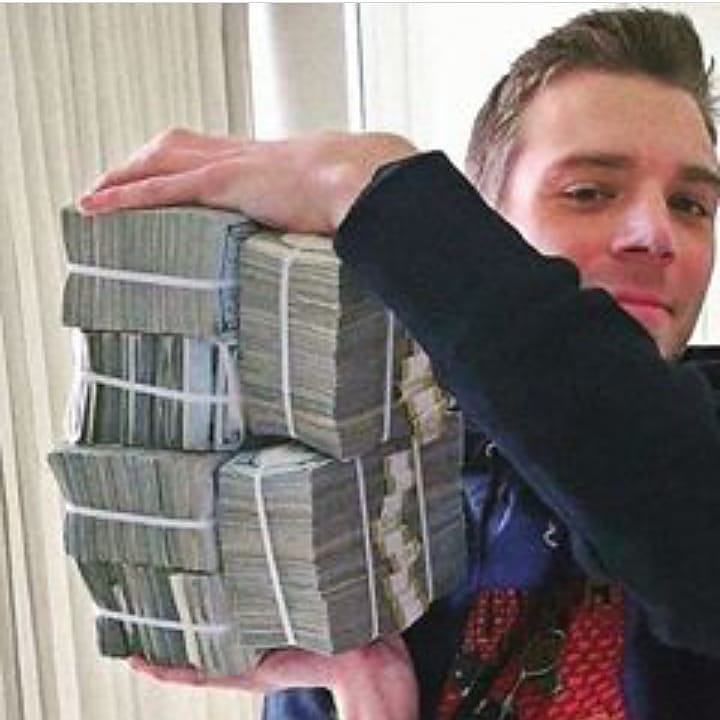 Debrama91020805's tweet photo. Ohh thats lot of money i have only 1000 Indian rupees https://t.co/qxlztw73vm