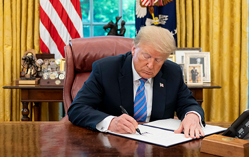 tomiahonen's tweet photo. Shortly:
From 45th President
Steve Bannon called me 1 of 3 worst Presidents in history but it is he who is 1 of 3 worst Conveyor Belts in history! He is as #incompentent as Mitch the Old Crow. I should never have pardoned Bannon. When I am reinstated, I will impeach his pardon! https://t.co/oJx5CHAABt