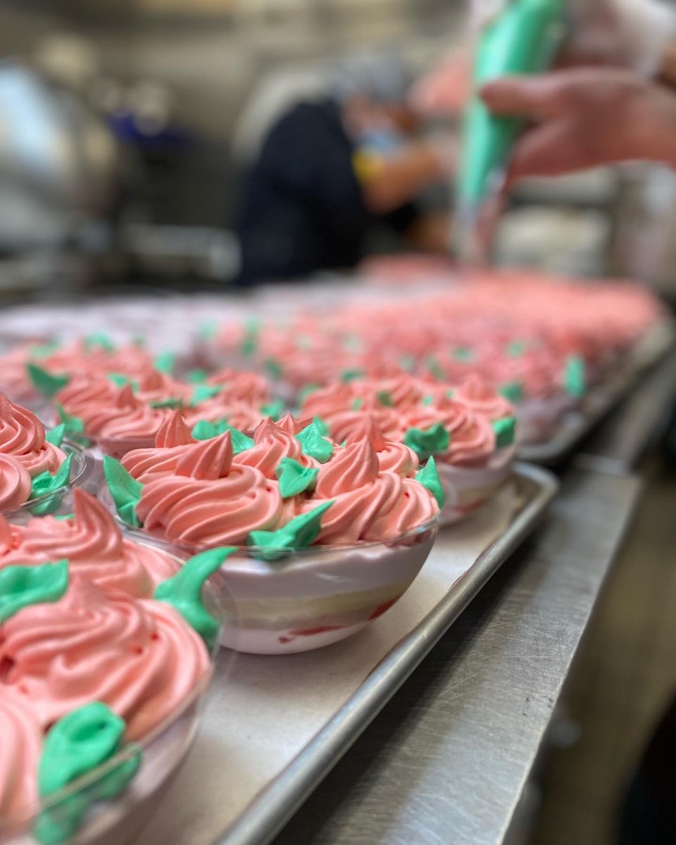 sunmerryus's tweet photo. It’s the season of love 💓We’re showing love to our staff who help bring our visions to life.

Purchase in CA stores now or PRE-ORDER at https://t.co/1SBQsUUQvZ. Pick-up dates from 2/12-2/14. Last day to order will be 2/11. #SunmerryBakery #2022ValentinesDay https://t.co/kVACzWsRwM