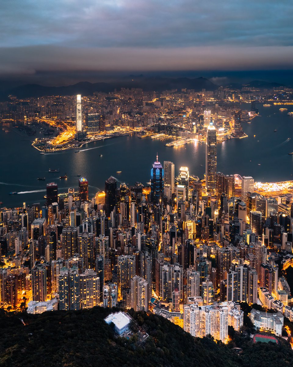 jsrpixel's tweet image. If you want me to describe one of the best things living in Hong Kong, I would show you these shots taken from the Victoria Peak at magic hour without any hesitation. @DJIGlobal @discoverhk