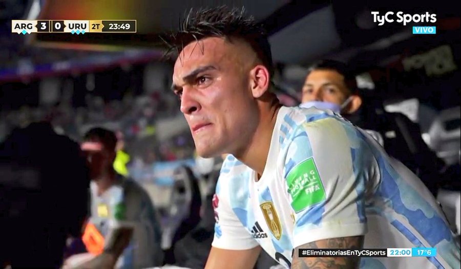 hoy convencí a mi wacha que es de river a que se ponga una casaca de boca, después me di cuenta que si así de rápido cambia el club, también me puede cambiar a mi así