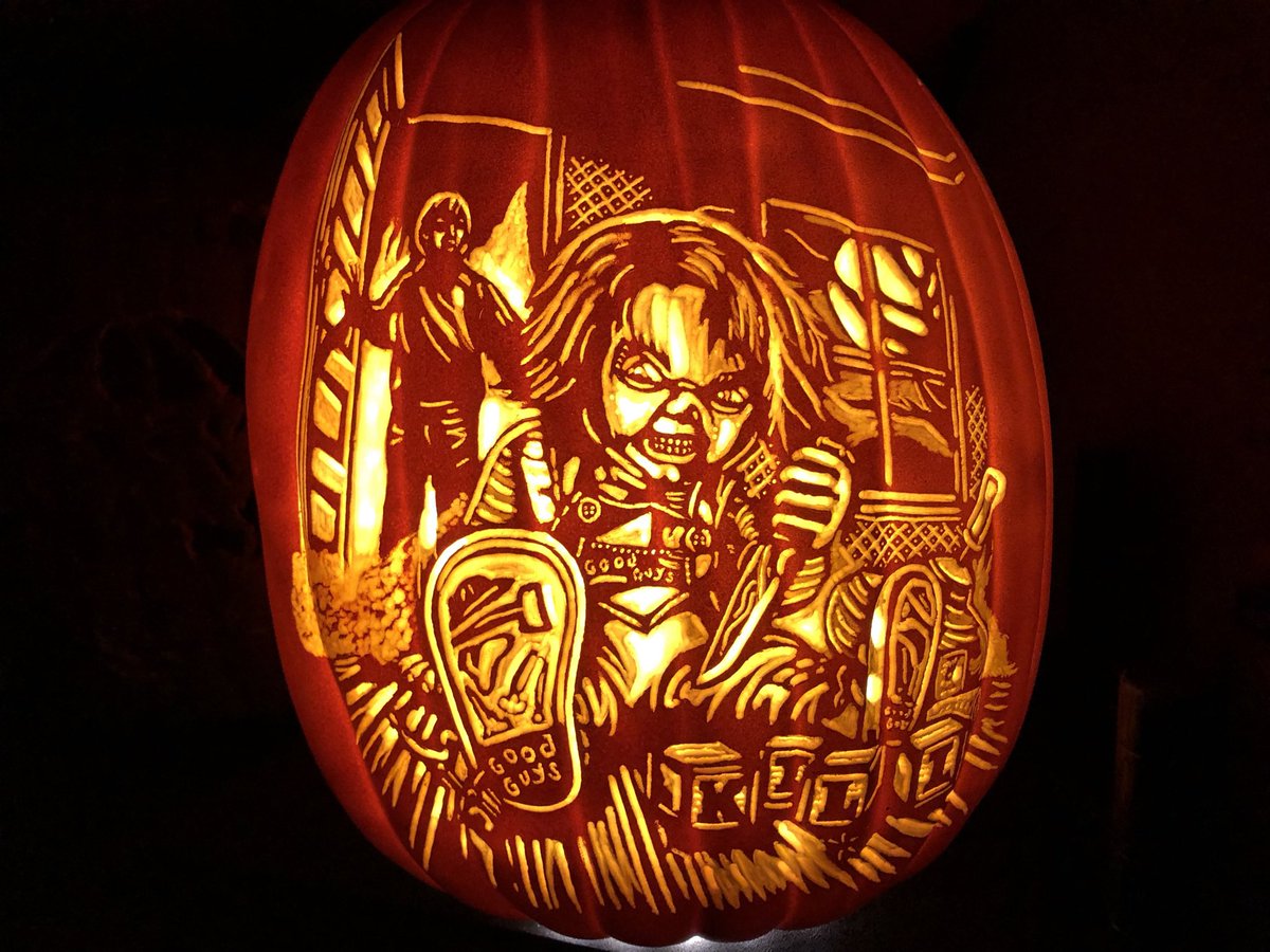 IanFetterman's tweet photo. Hi, I'm Chucky. Wanna play? Chucky is ready for @monstermaniacon next month. original artwork by @slasherdesign (Justin Osbourn). #childsplay #braddourif #alexvincent #horror #handcarving #handcarved #pumpkincarving #slasherdesign #foampumpkin #ianspumpkincarvings #frightrags https://t.co/vnW5X3uRvt