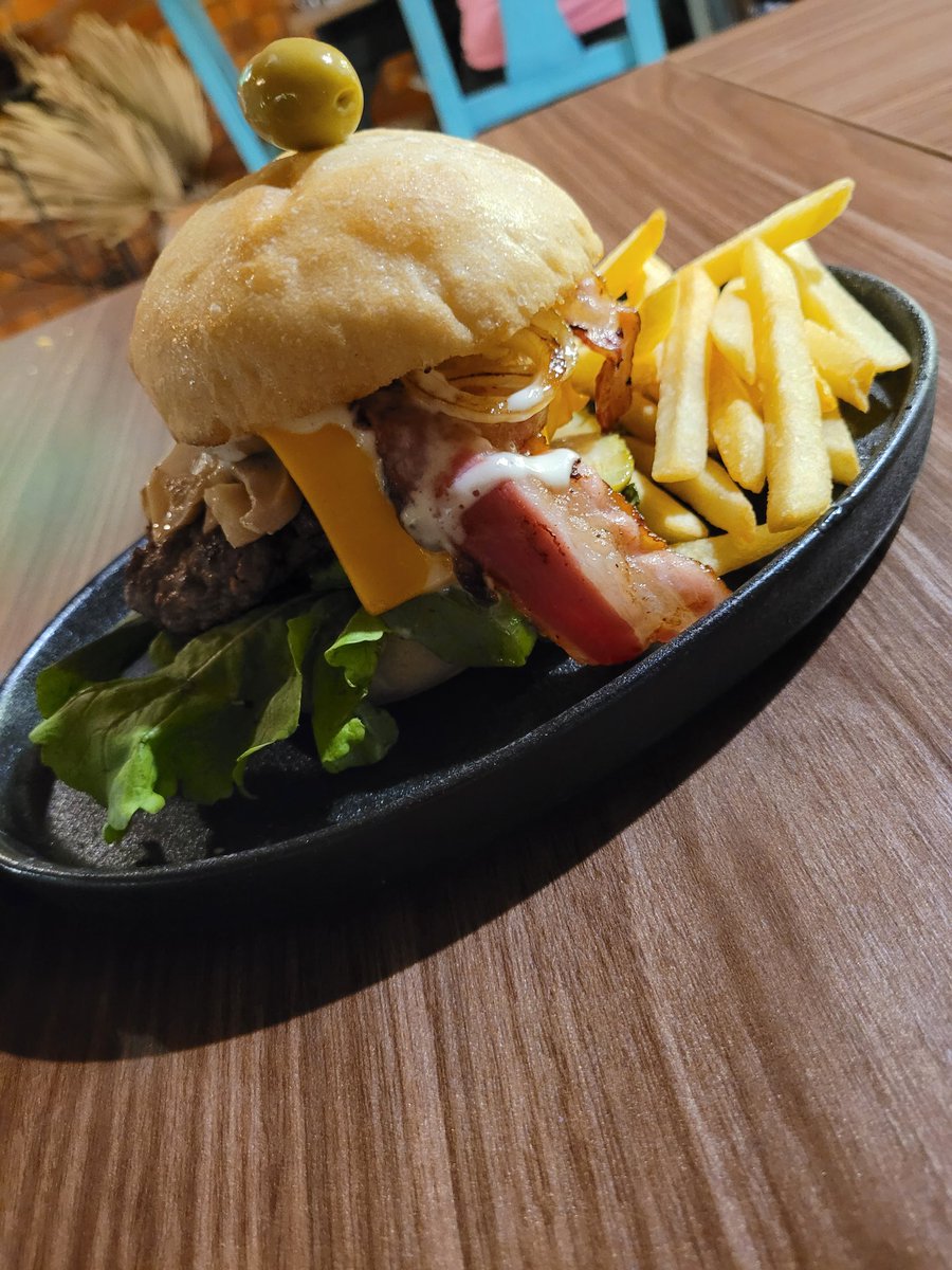 asuncionpizza's tweet photo. Hamburguesa San Pablo🍔 https://t.co/zr4YnLnSAM