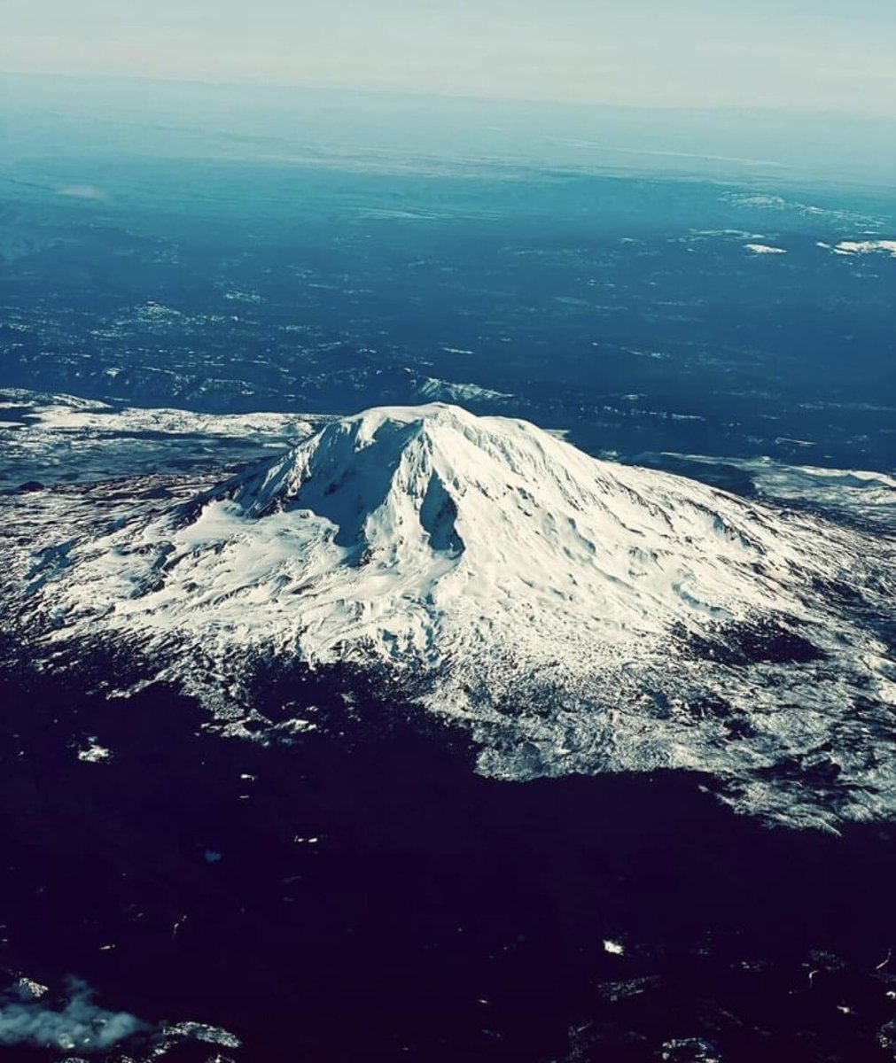 A friend of mine was flying home to Washington state this morning and sent me this aerial view of Mount St. Helens🏔 when she landed. Still magnificently beautiful (even though it’s, technically, a crater now, post-1980 eruption 🌋). #nature #volcaniceruption
